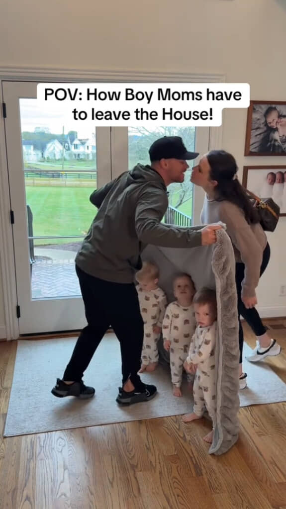 隠しているブランケットの上でいってきますのキス