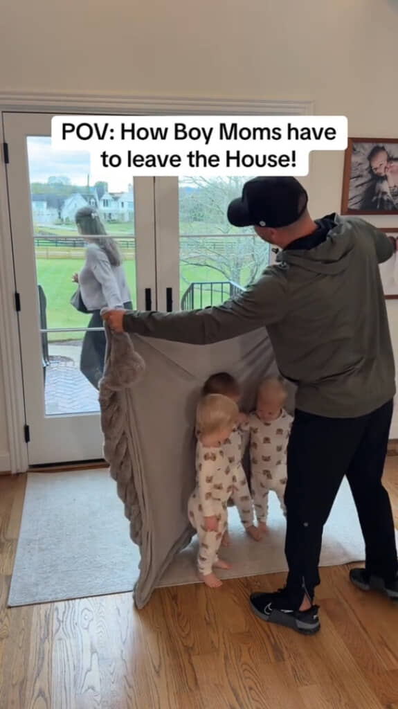 出かけたママさんに気付かない三つ子たち