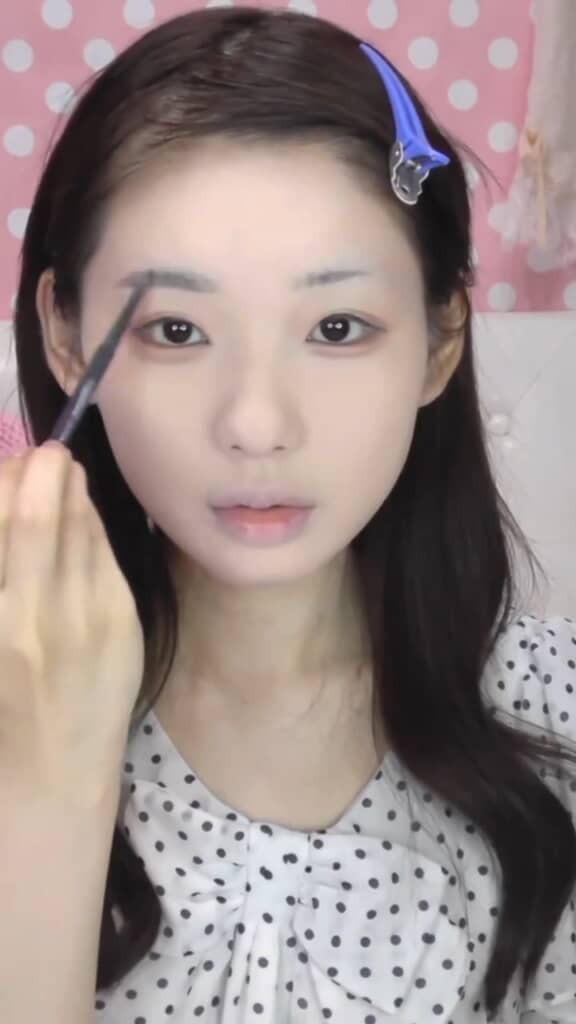 眉毛はキリッとかっこよく