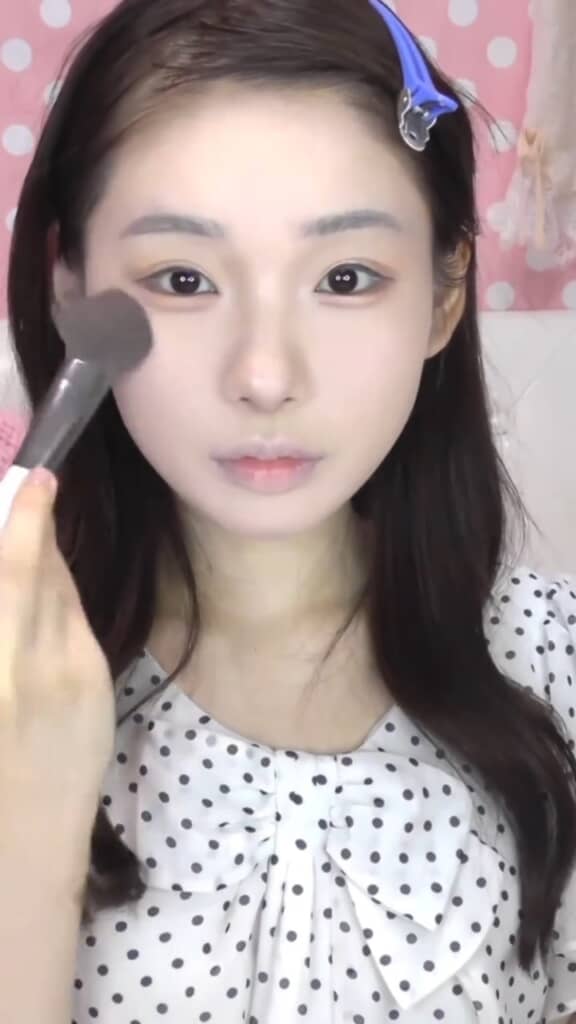 チークはピンクで