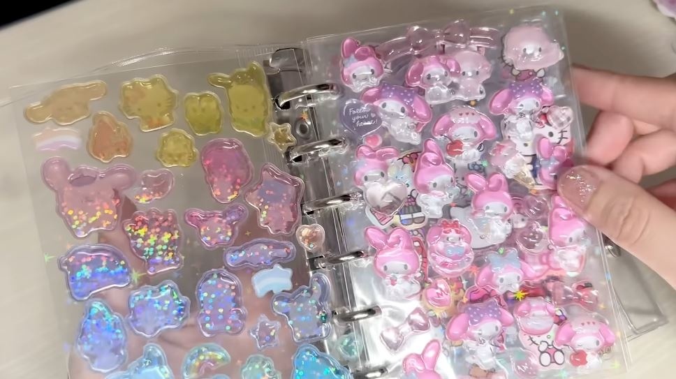 キラキラシール＆クリア台紙がかわいい