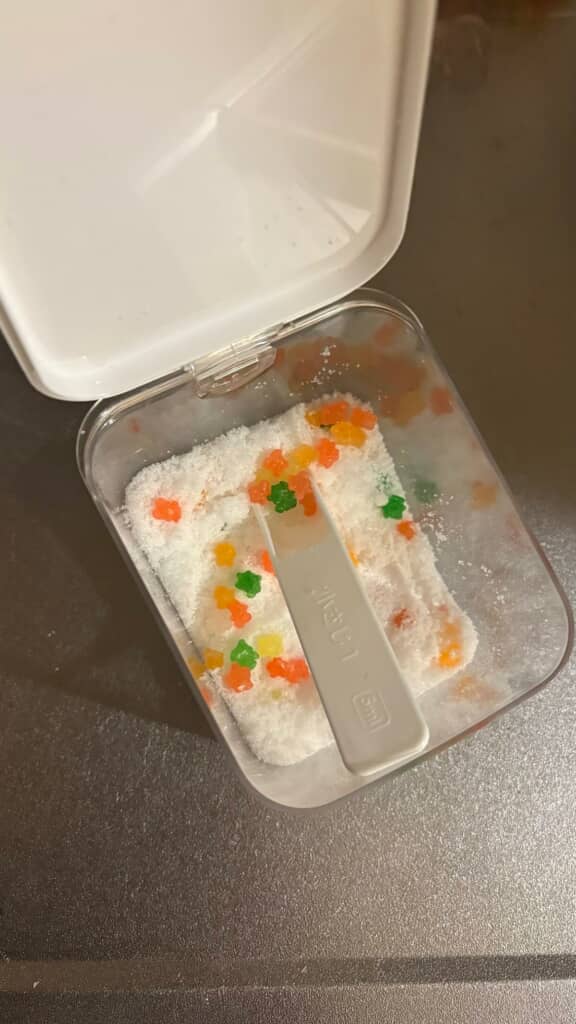 砂糖の入った入れ物にカラフルな金平糖を入れておけば間違えない！