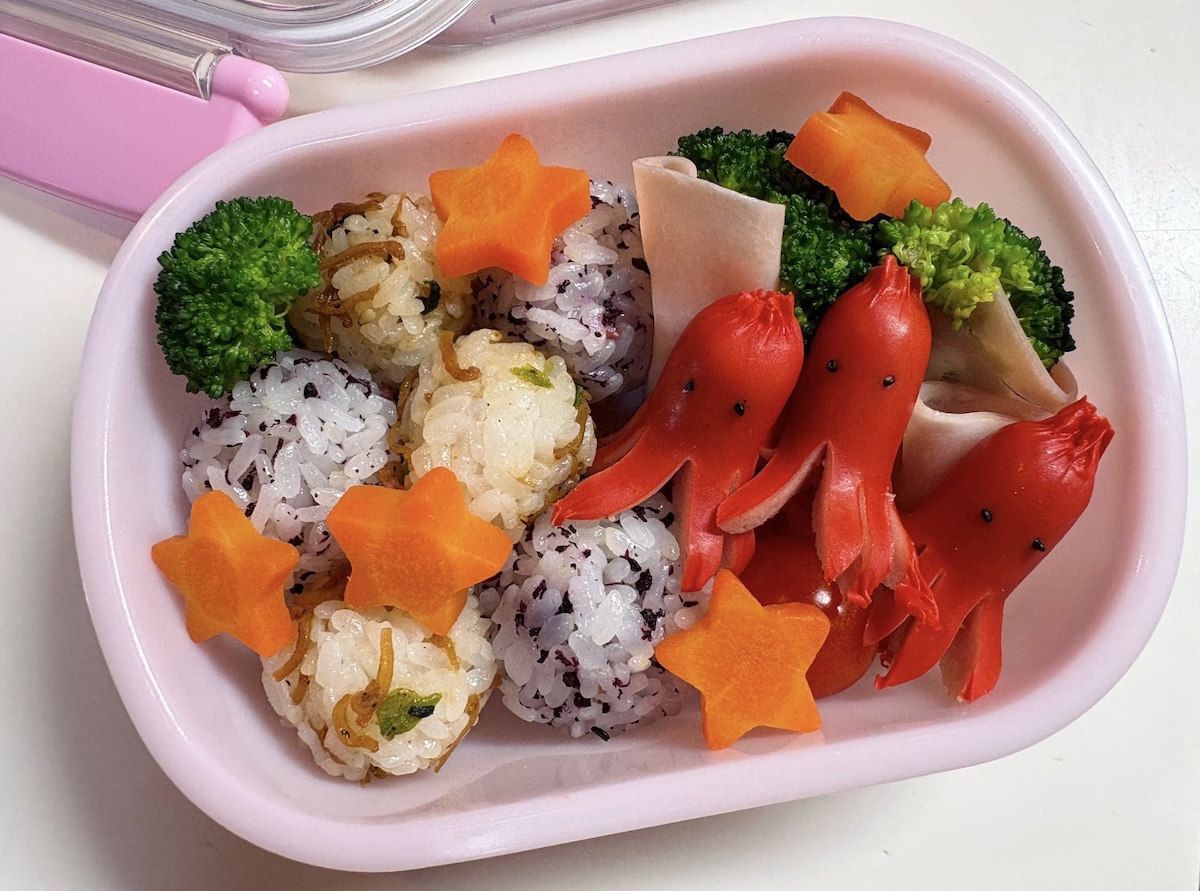 娘の遠足弁当→「気に入ってくれるかな」とママが心配していると……“帰宅後の中身”に「わたくし涙が」「見てる方も嬉しい of the year 受賞ですわこれは」（1/2） | 育児 ねとらぼ