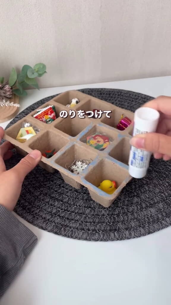 のりで折り紙を貼り付けて……