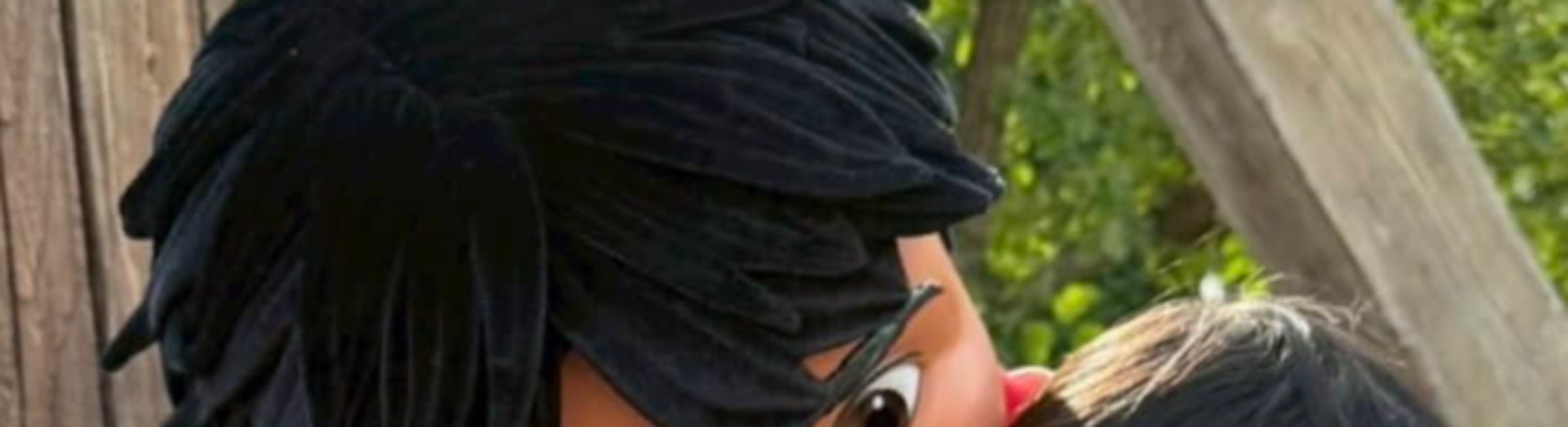 ディズニーで誕生日を過ごした親子、息子が「居るよ！」と気づくと……　ママ感涙の光景に「これはもう実写版」「やばい本家超え」（1/3） | ディズニー ねとらぼ