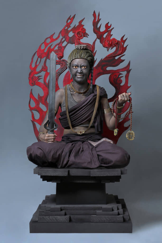 不動明王の“彫刻”かと思ったら……「なりきるにもほどがある」 まさかの