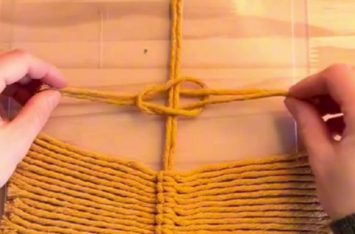 黄色いひもをギューッと結び、ブラシでササッとほぐしたら……「何が起こったの!?」　意外な完成品に「欲しい」続出【海外】（1/3） | ハンドメイド ねとらぼ