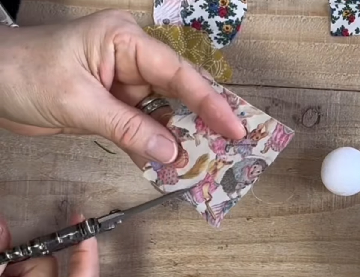 小さなハギレを切って、発泡スチロールのボールに入れ込むだけで……　簡単かわいいアイテムの完成に「素敵です」「真似っ子します」（1/3） | ハンドメイド ねとらぼ