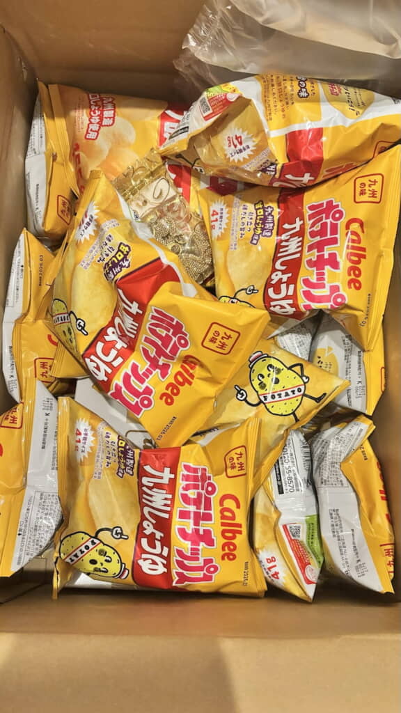箱の余ったスペースにポテチがぎっしり