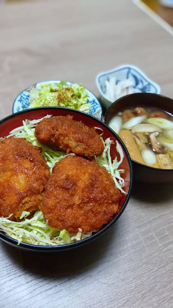 キャベツたっぷりのソースヒレカツ丼