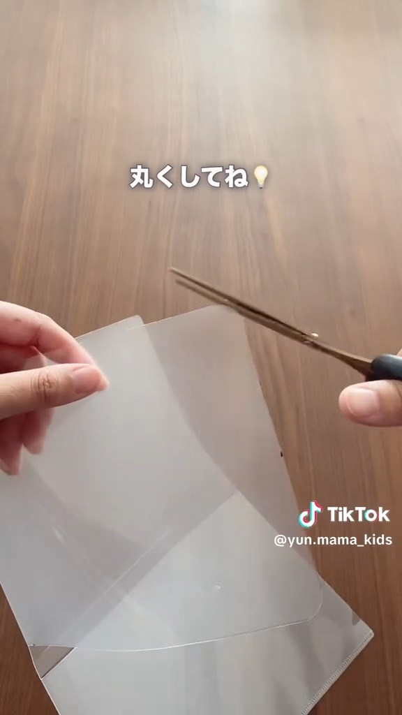 カドをハサミで丸めます