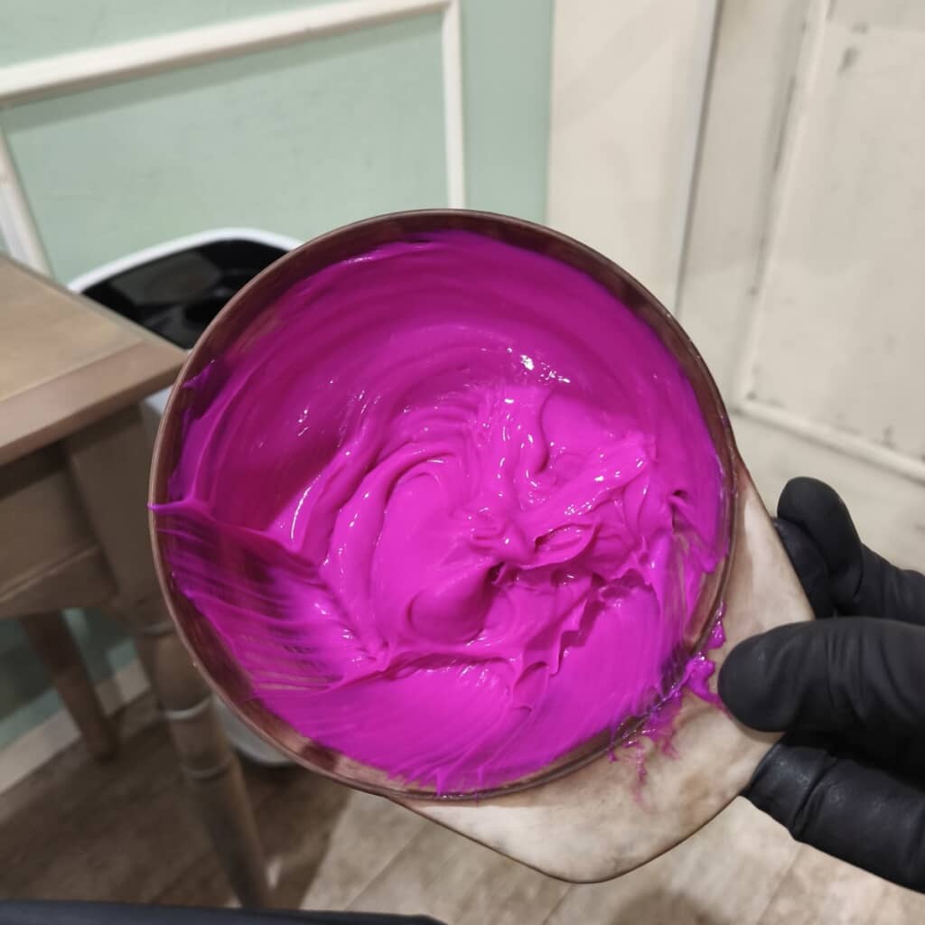 目が覚めるような色