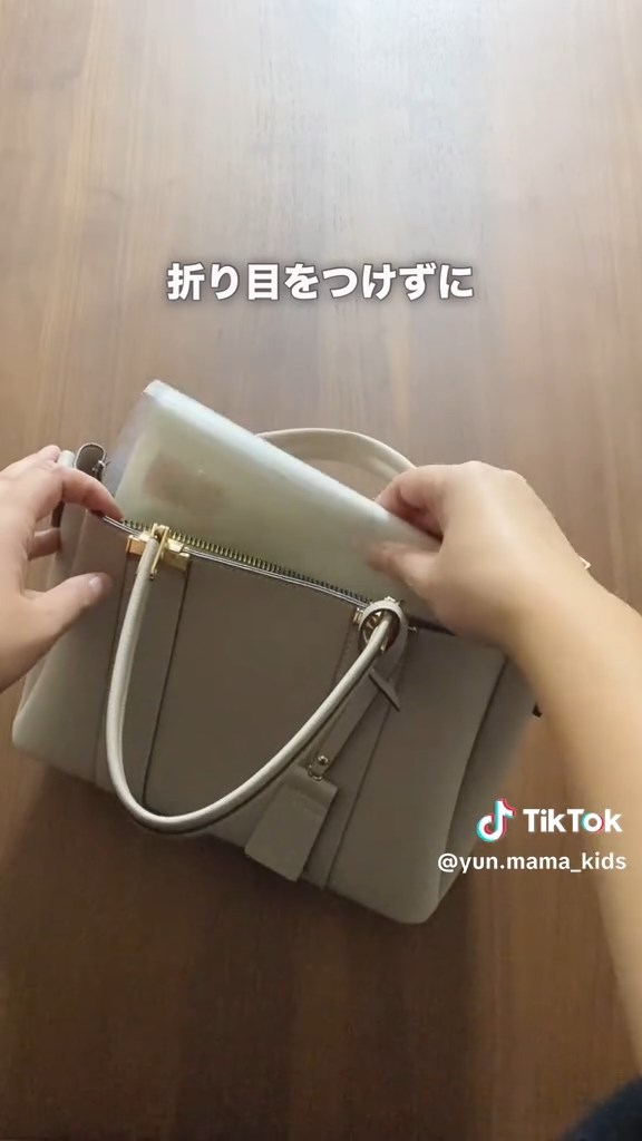 真ん中あたりを切り取ったおかげで、柔軟に曲げられるようになり、書類に折り目がつきにくくなりました