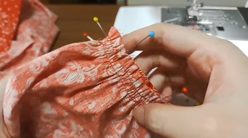 袖にギャザーを寄せます