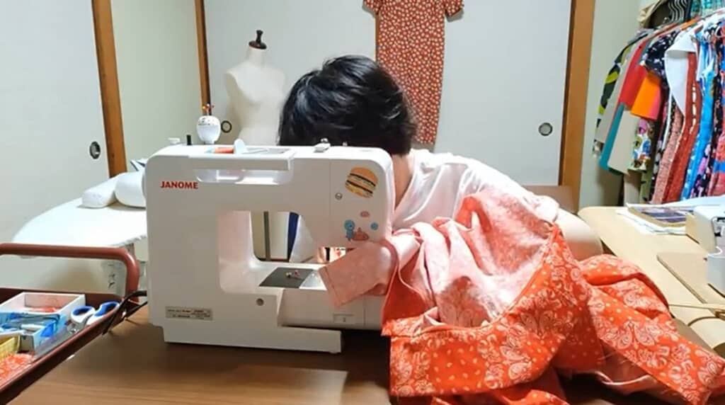 ブラウス部分とスカート部分を縫い合わせます