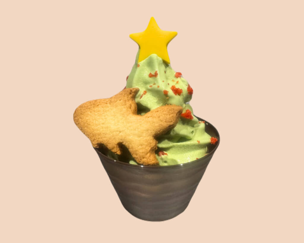 クリスマス金魚サンデー（900円）。ピスタチオ味のソフトクリームに、金魚のクッキーや星型のチョコをトッピング
