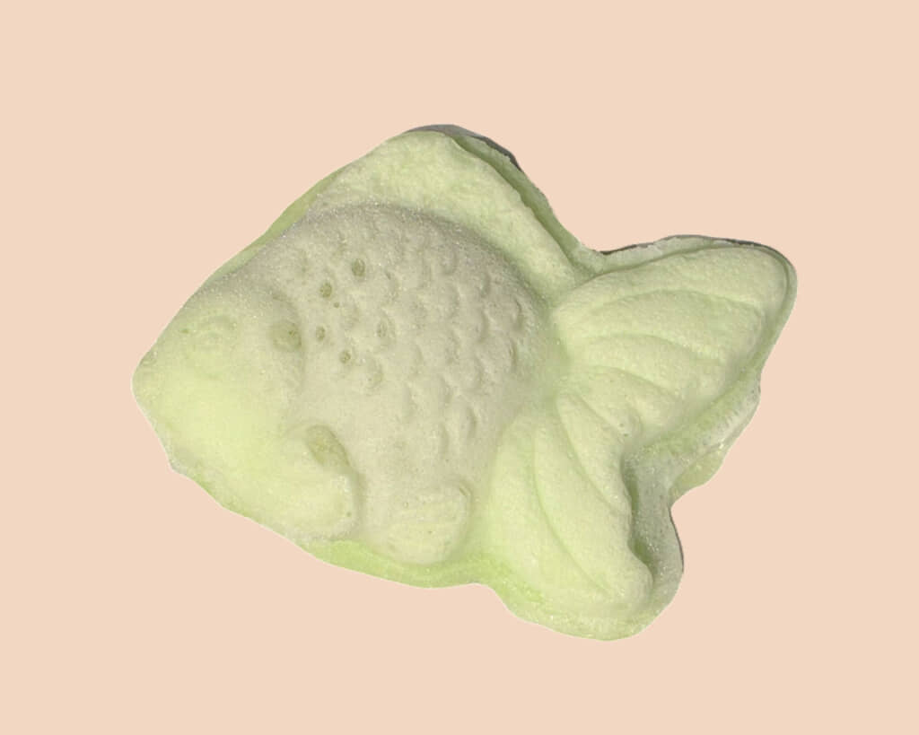 もちもち！冷やしきんぎょやき～クリスマスバージョン～（680円）。定番商品のいちご味に加えて新登場した、クリスマス限定のピスタチオ味