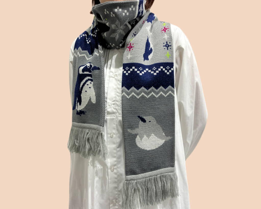 グレーとネイビーの北欧柄にペンギンとヒナ鳥をあしらった、ペンギンマフラー（4300円）