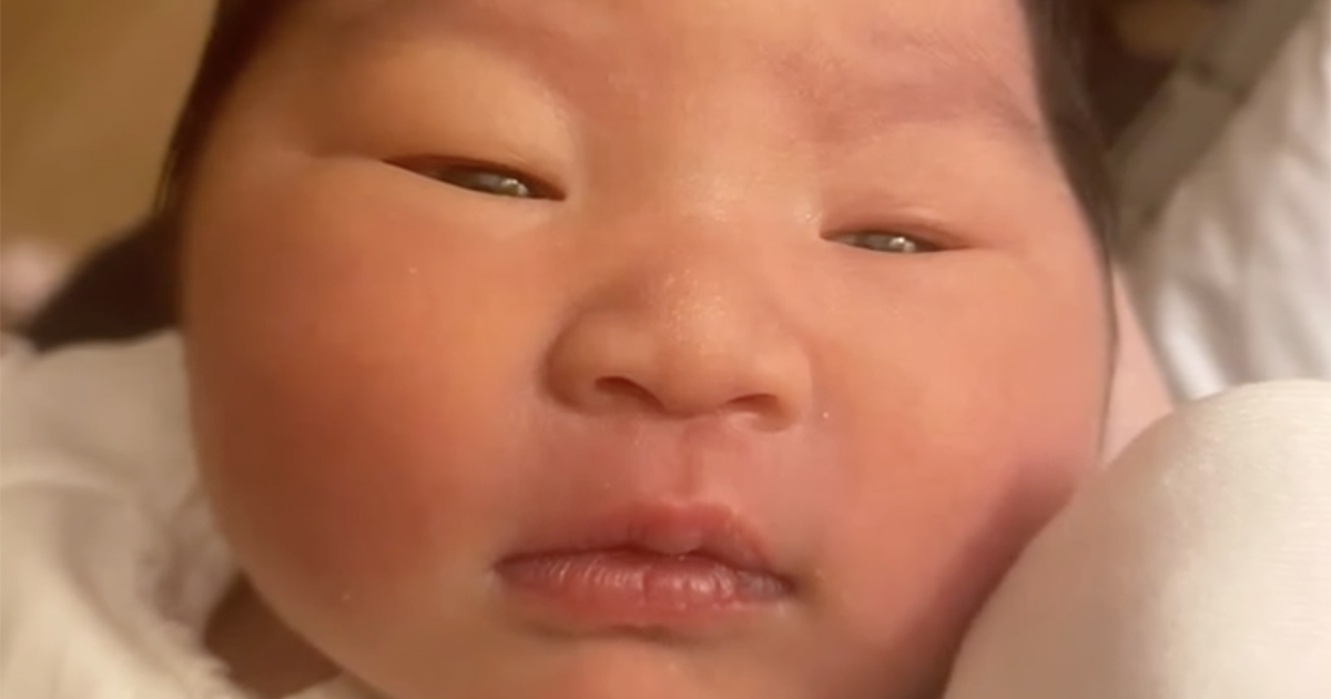 生まれたては「ジャガイモだった娘」→2年後……「ありゃ〜！」　ママもびっくりな“現在の姿”に「すごい成長」「こんなに変わるんだね」（1/2） | 育児 ねとらぼ