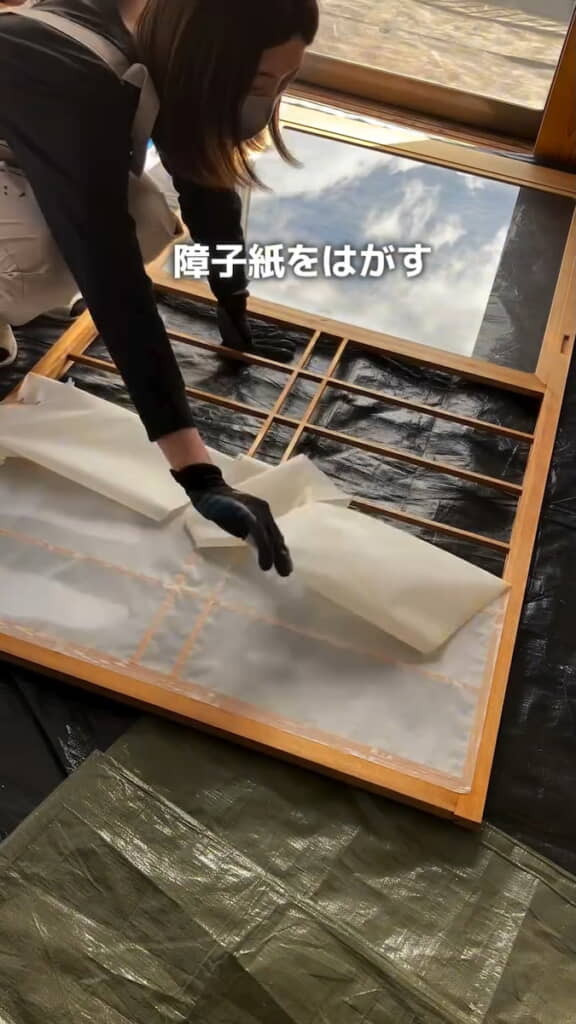 霧吹きで濡らしてから障子紙を剥がす
