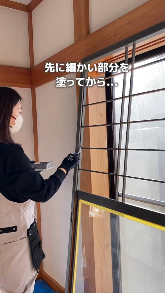 細かい部分を塗った後、広めの面をローラーで塗る