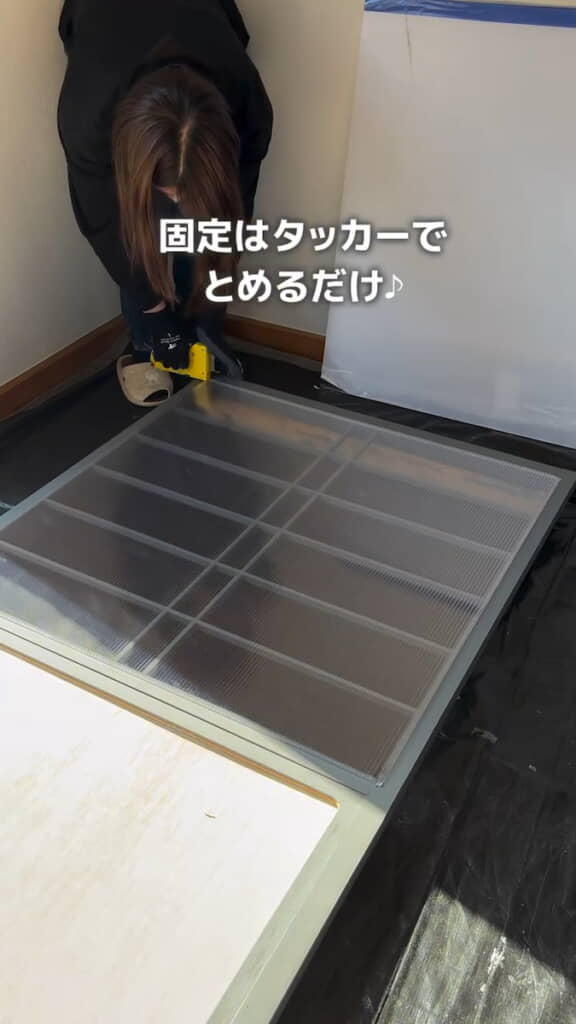 ポリカーボネート板を障子枠に固定する