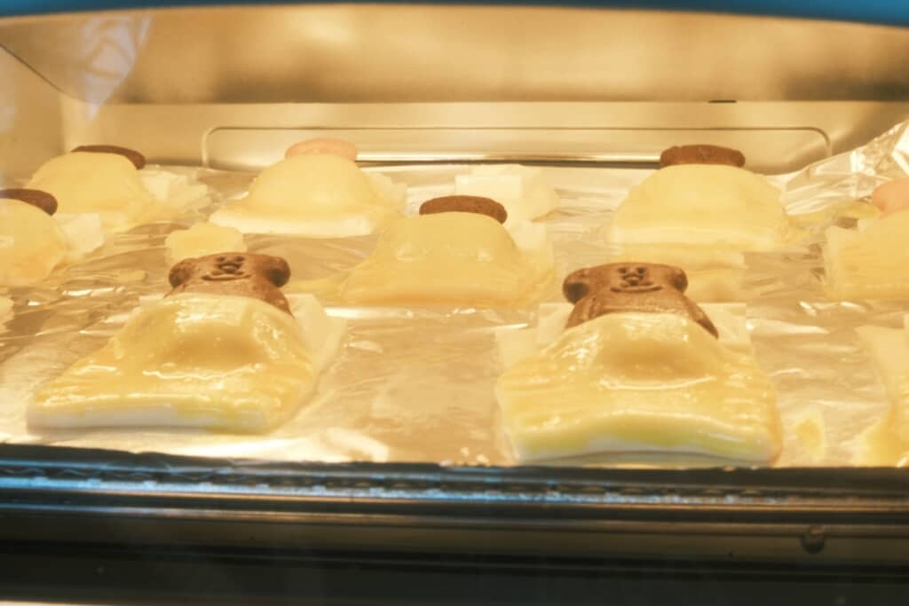 焼き上がる前、ねんねしているクマさん達