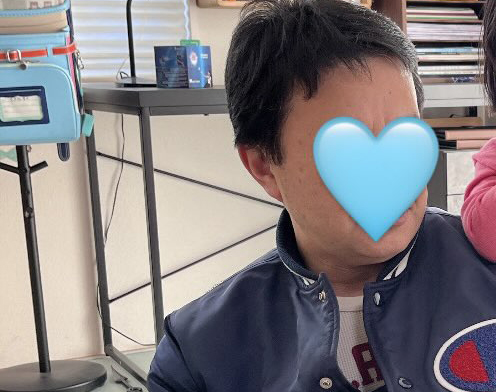 孫に絵本を読み聞かせるおじいちゃん