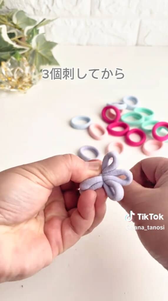 針に刺したヘアゴムを糸で巻く