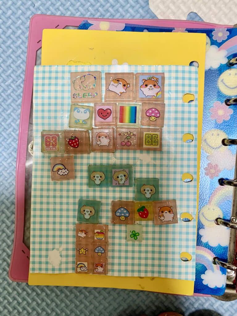 当時はさまざまなデザインのタイルシールが販売されていました