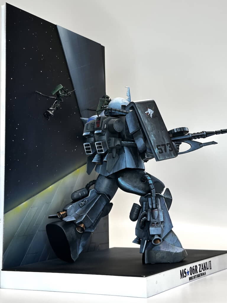 宙に浮くザクは立体物だった