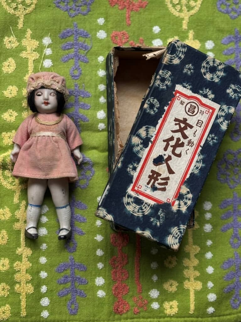 買った時は薄汚れていたお人形