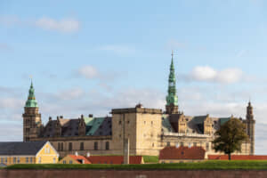 作中登場する城のモデルになっているデンマークのクロンボー城