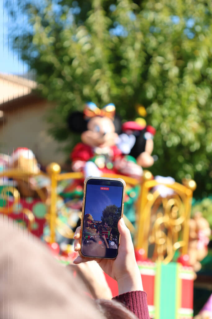 前の人のスマートフォンにピントが合ってしまう……