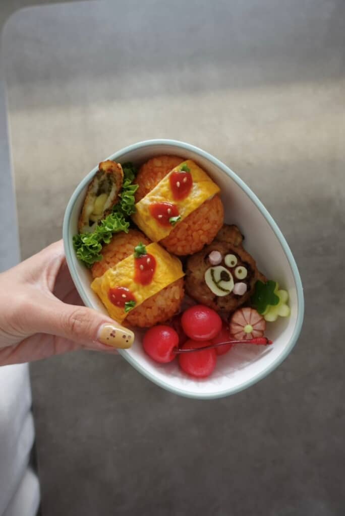 薄焼き卵の上にはケチャップのイチゴが