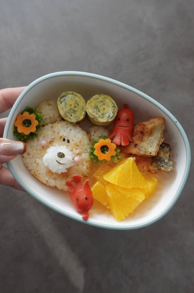 ワンコの顔が付いたおにぎりとにっこり笑ったたこさんウインナー