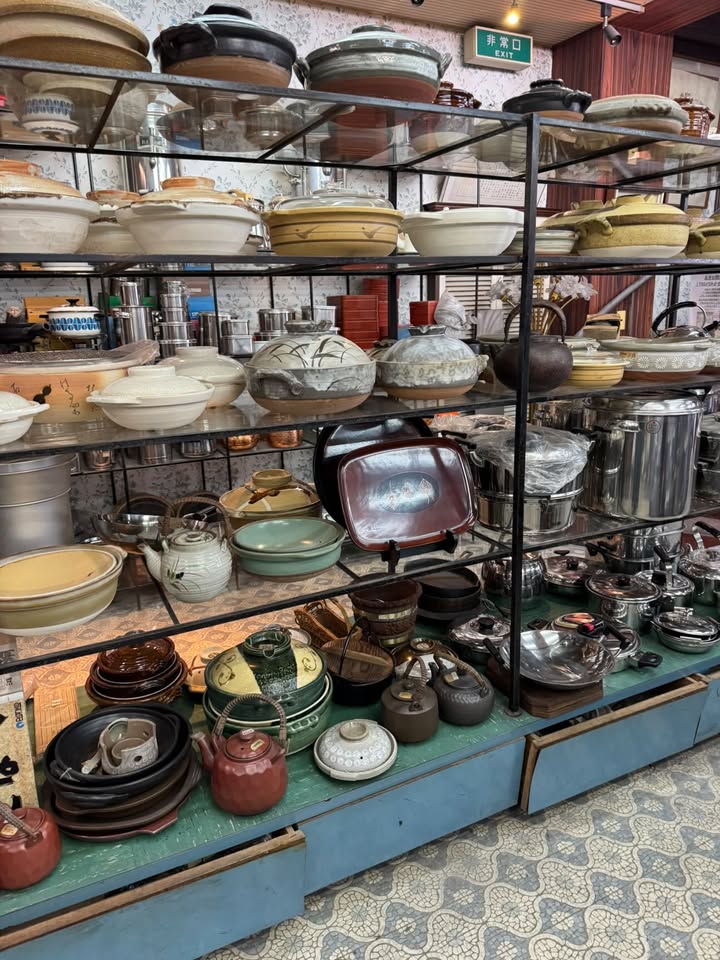商品棚に並んでいる鍋