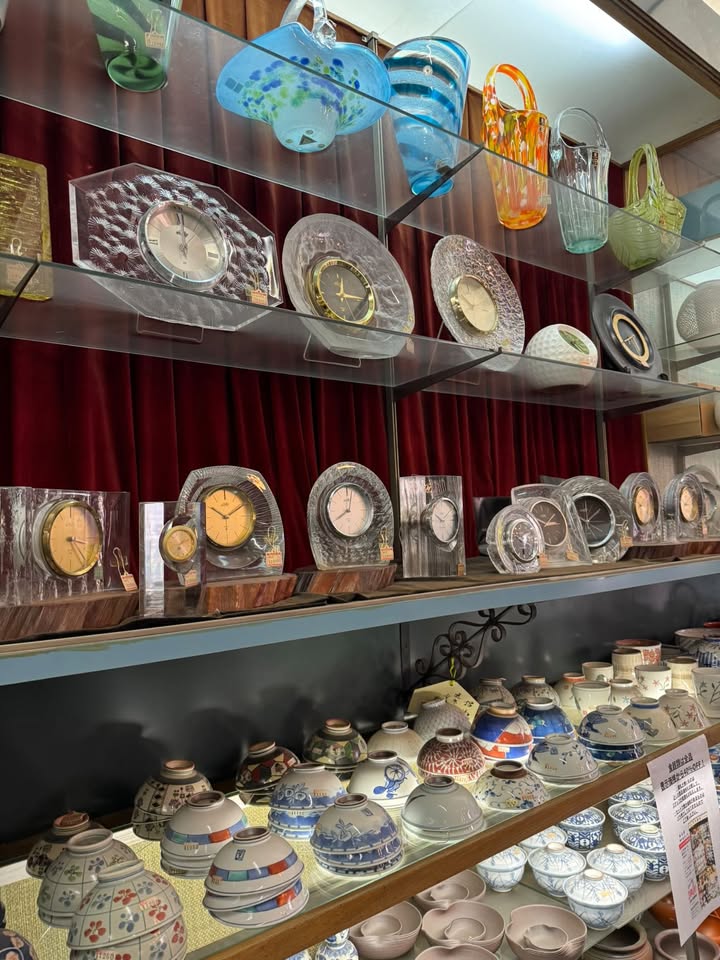 下には茶碗、上には時計や置物がある棚