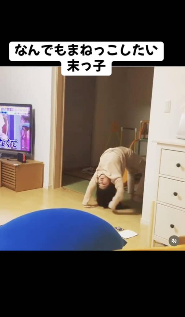 ブリッジしながら歩くお姉ちゃん