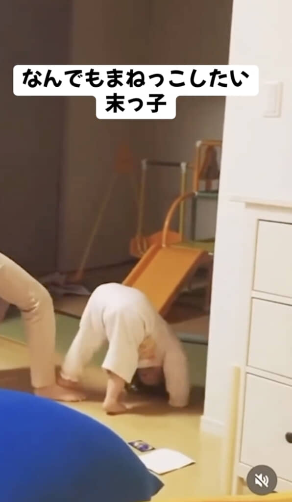 末っ子ちゃんもまねしてブリッジ……できてない!?