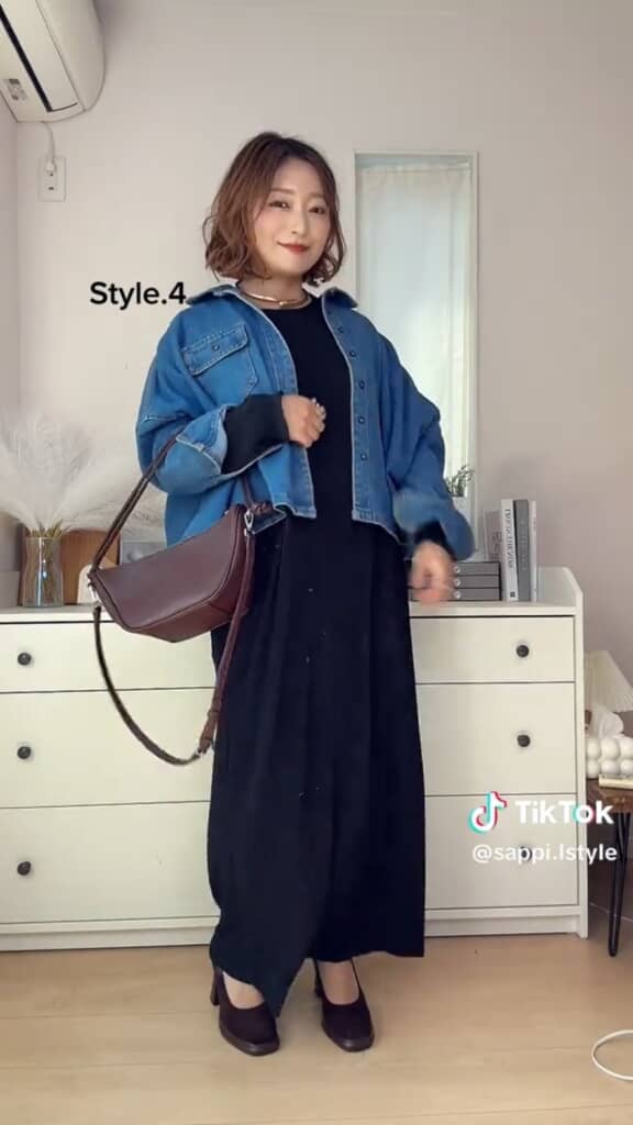 デニムジャケットと黒のワンピースを合わせたお出かけコーデ