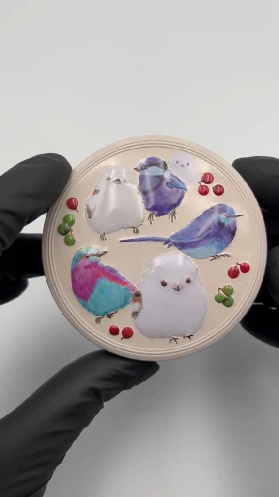 「ホリデークッキー缶シマエナガとムシクイ柄」