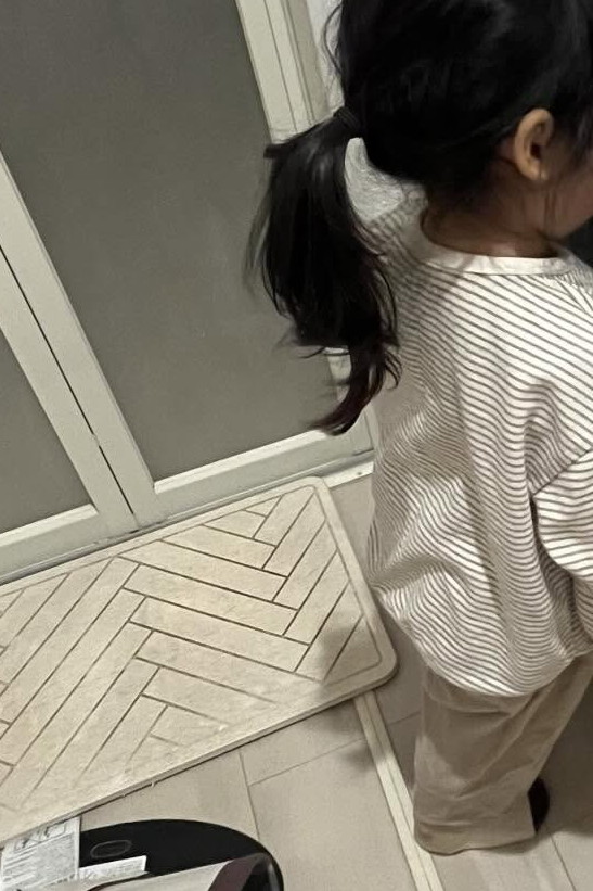 立ち尽くす娘さんの視線の先には……