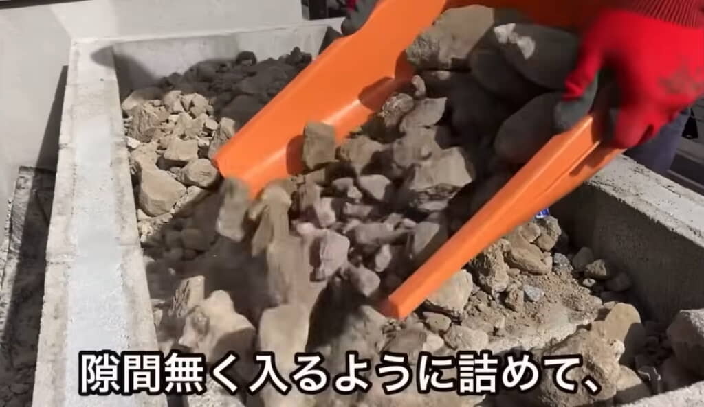 モルタルステップの枠の中に砕石などを充填