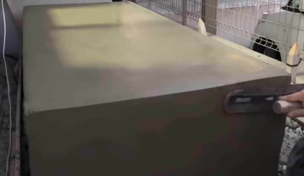 全体にモルタルを塗ってならす