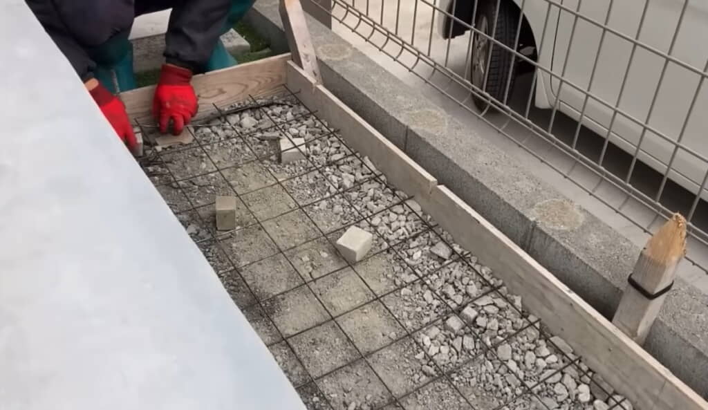 土間コンクリートの型枠内にメッシュ筋を設置