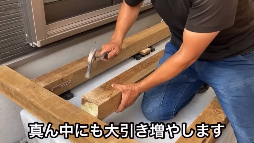 モルタルステップの上にウッドデッキを作っていく