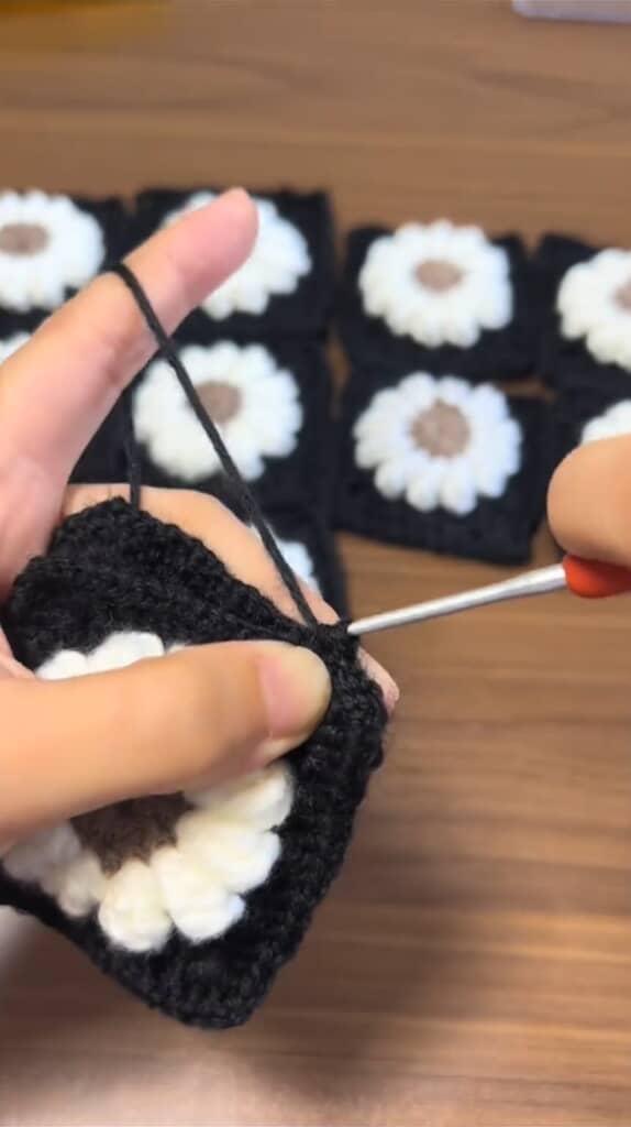 12個の四角いモチーフ