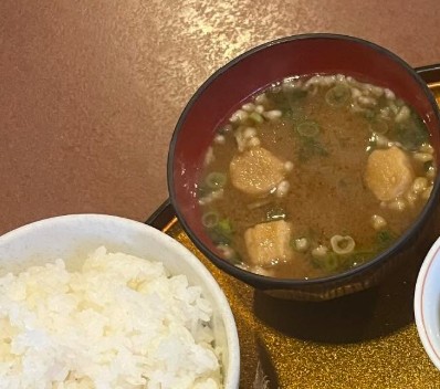 美味しそうなお麩のお味噌汁とご飯