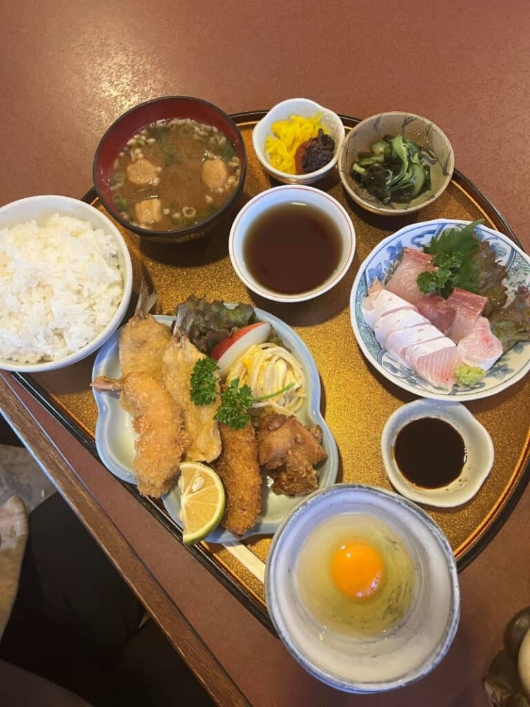 1000円で食べられるのが嘘のような豪華な定食